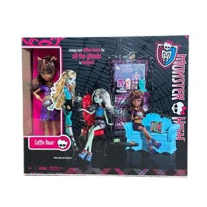 Monster High The Coffin Bean Cafe Playset, a coffee shop-themed Brand NEW!